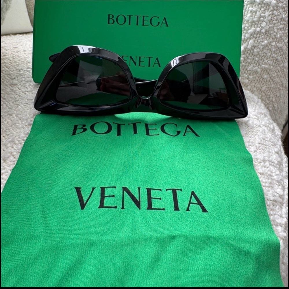 NWOT Bottega Veneta Black Sunglasses